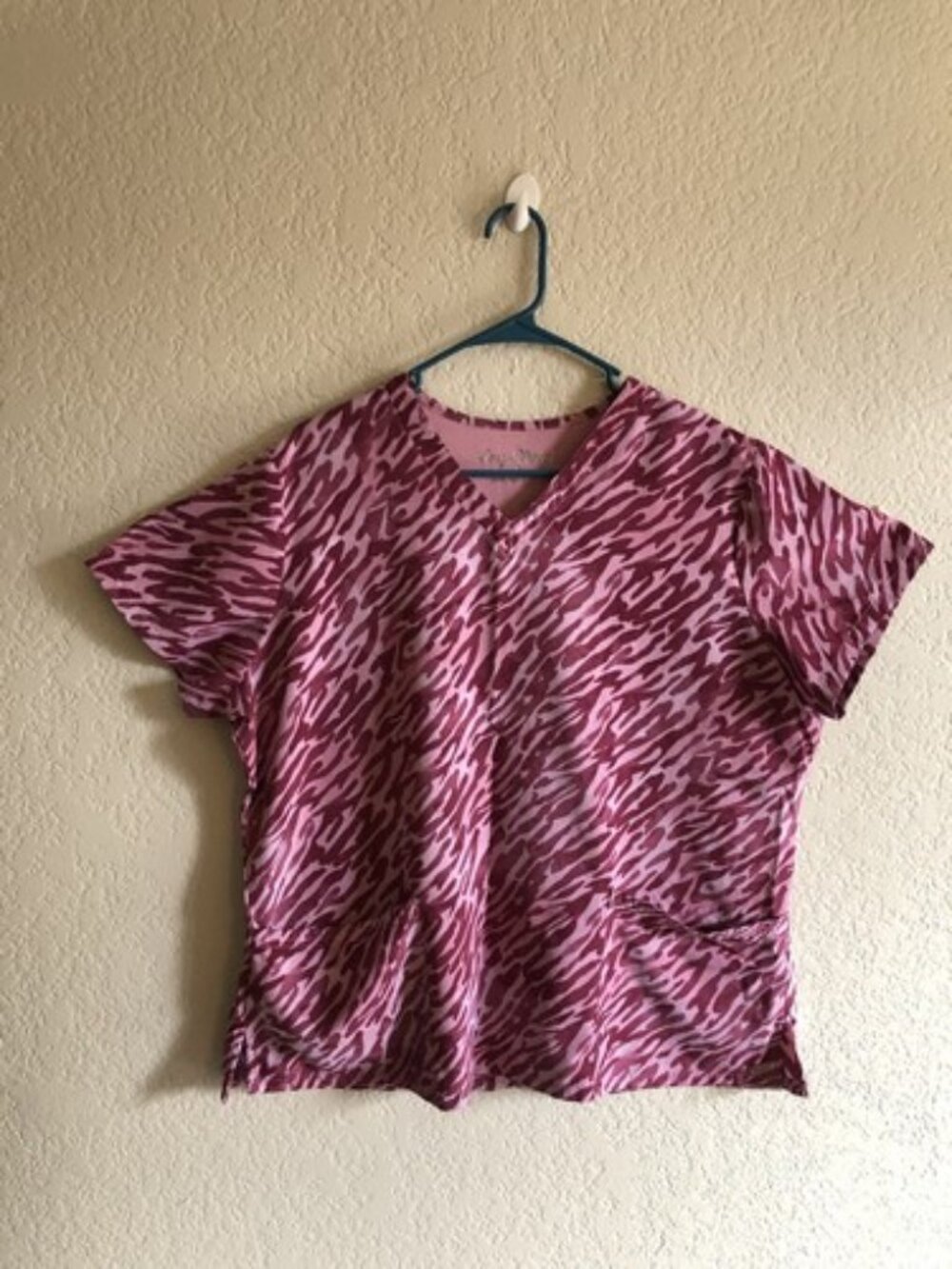 Easy Stretch Women’s Pink And Burgundy V-Neck Animal Print Scrub Top Size XL